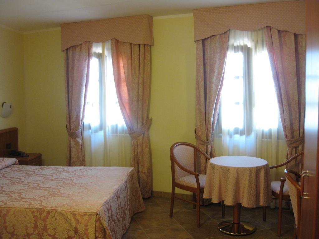 Albergo Giardino Sannazzaro de' Burgondi Chambre photo